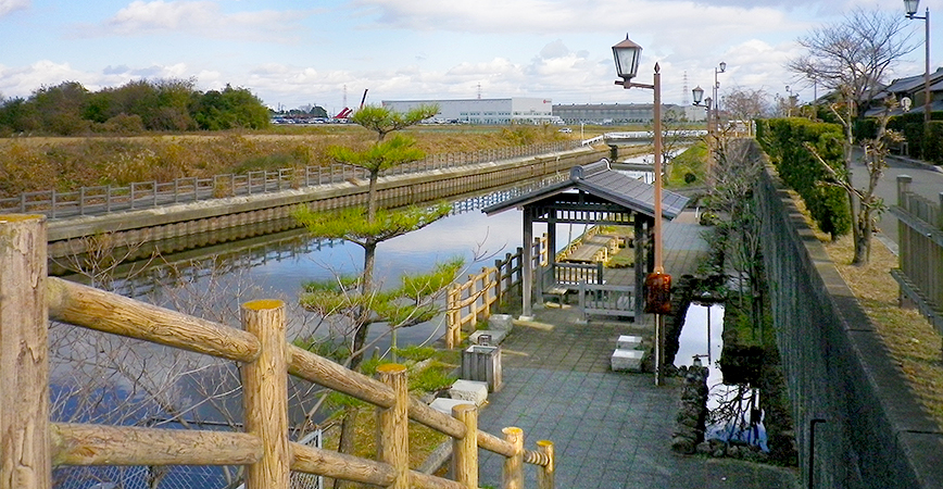 イメージ写真：飛島村 川沿いの東屋をながめる